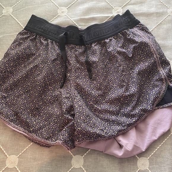 Lululemon reversible shorts size 8 - Picture 5 of 7